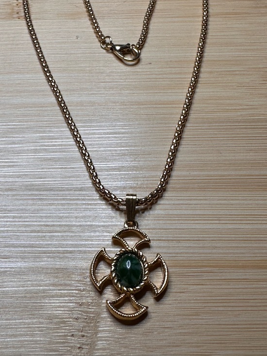 Avon Jewelry - Vintage Avon 1973 "Baroness" Collection Pendant Necklace on 24” chain